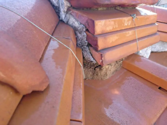 漆喰が剥がれて露出した葺き土